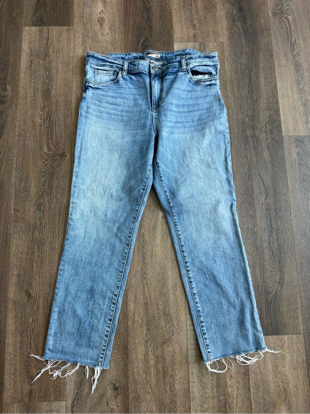 Kut from the Kloth Light Blue Straight-Leg Jeans with Frayed Hem